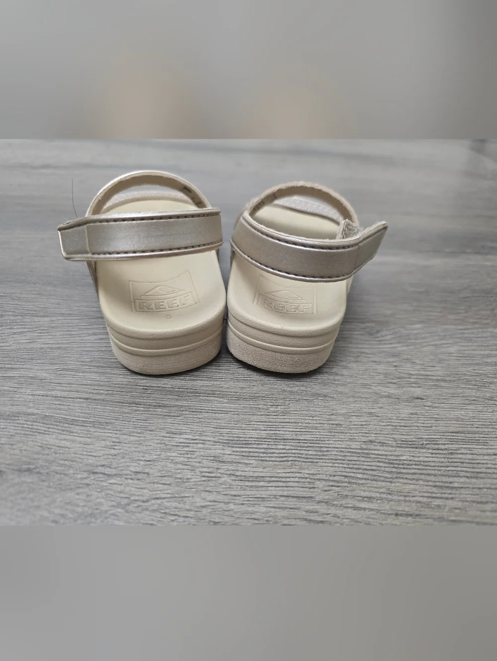 Reef Toddler Size 5 Beige Metallic Sandal